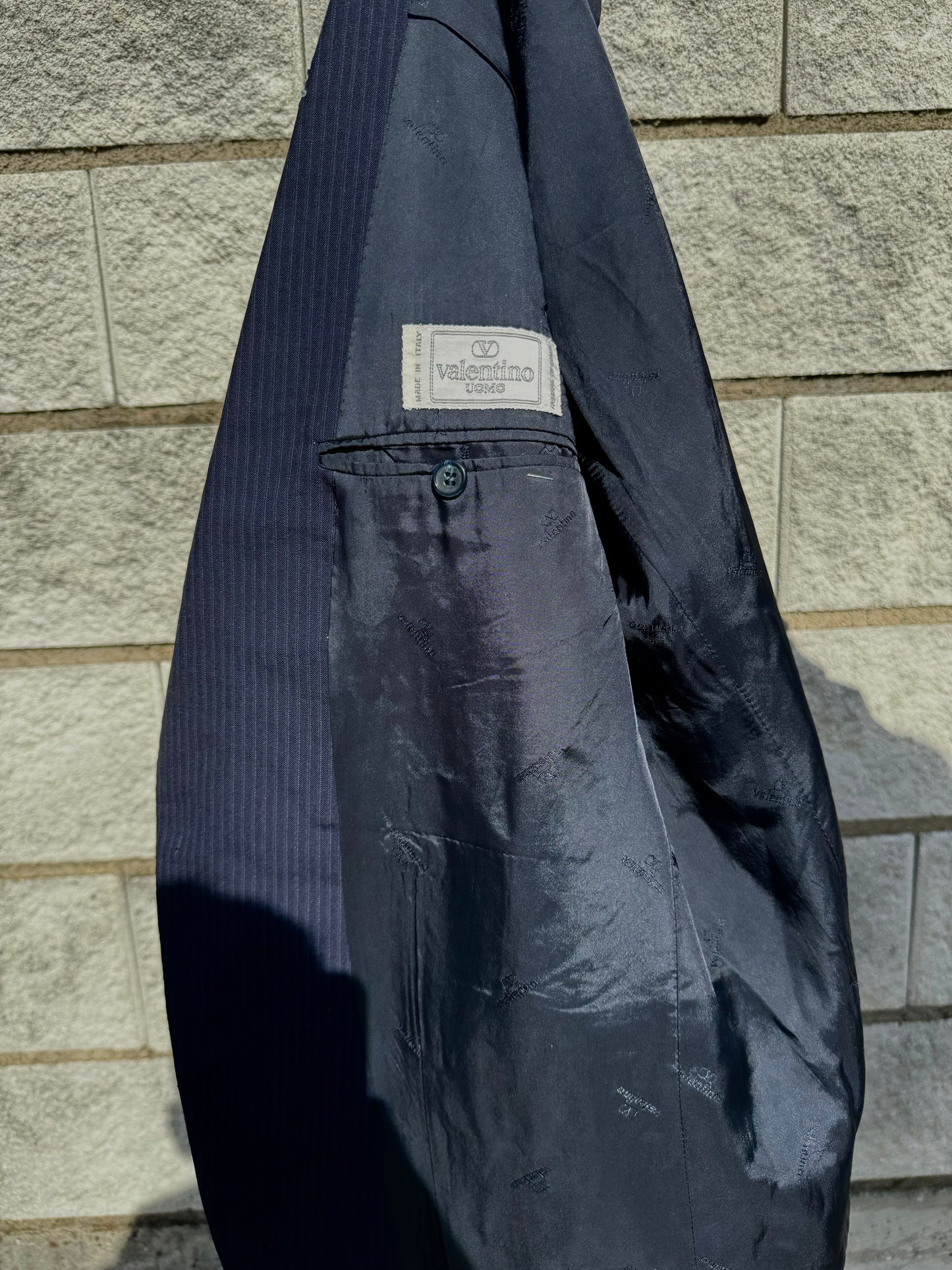 Blazer Valentino rielaborato con logo sul rever Valentino “V”