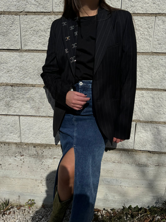Blazer vintage rielaborato con logo sul rever Chanel “CC”