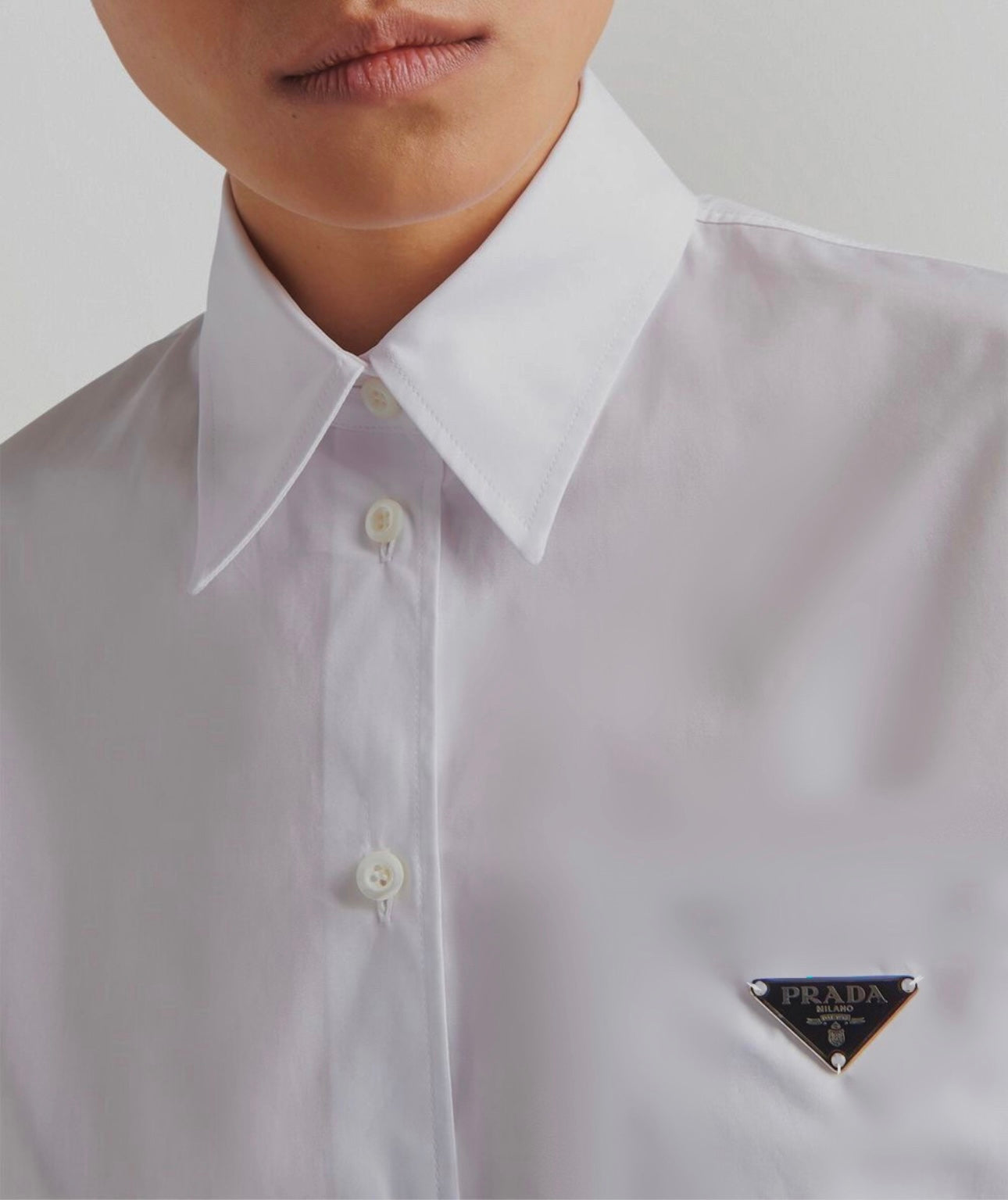 Camicia white rielaborata con logo Prada