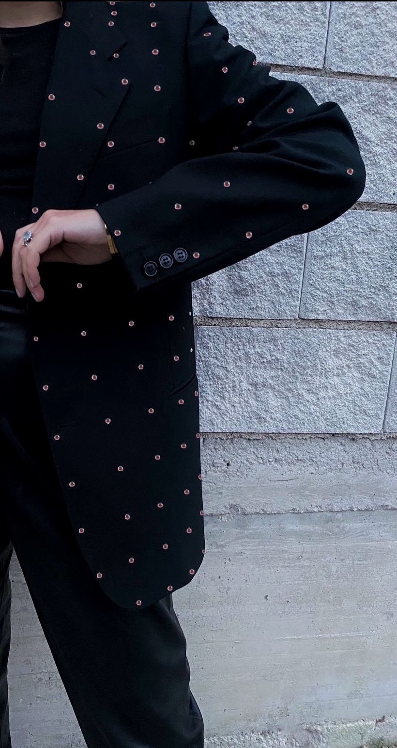 Blazer vintage nero rielaborato “Punti luce rosa”