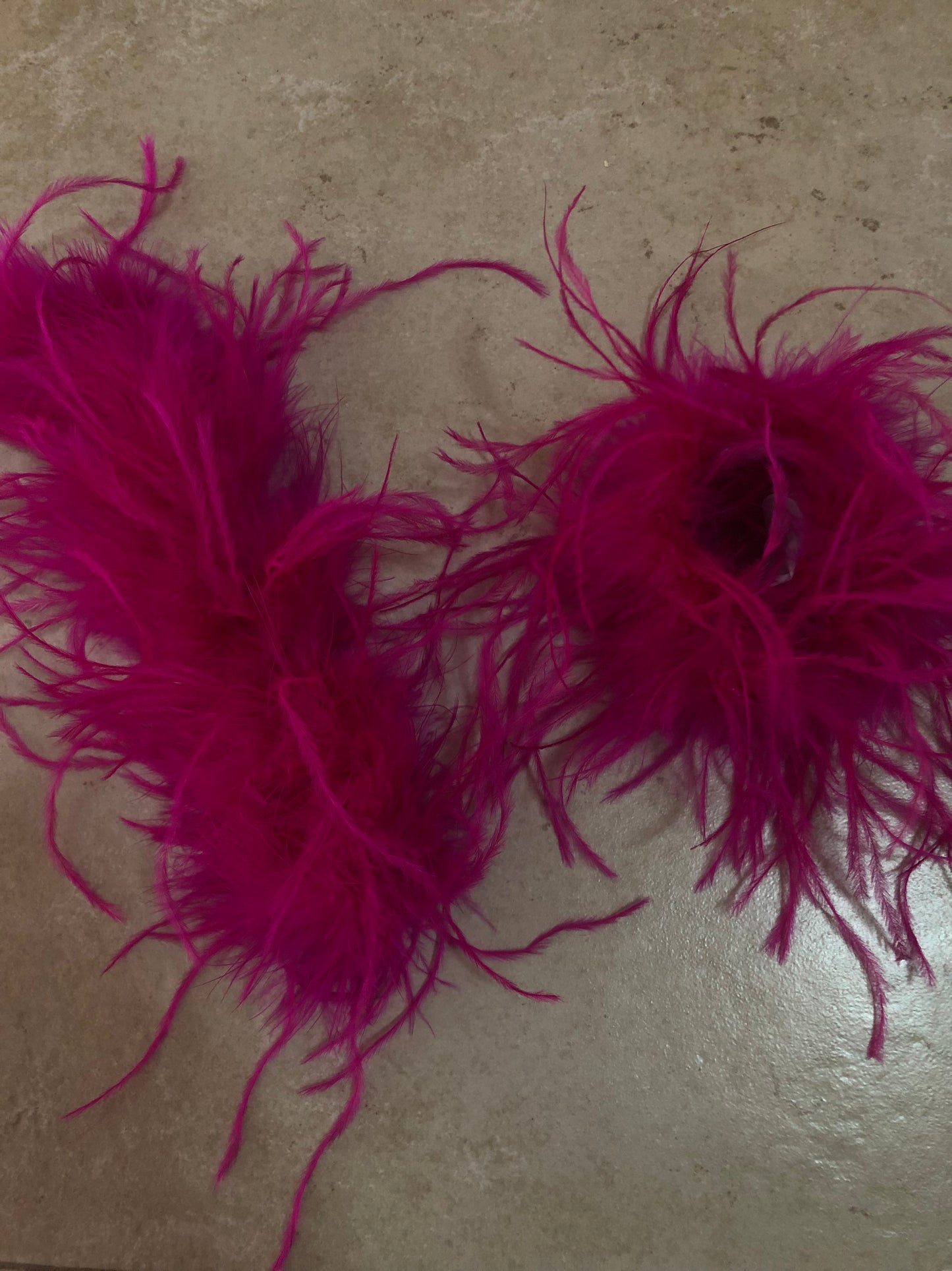 Coppia di bracciali con piume