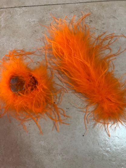 Coppia di bracciali con piume